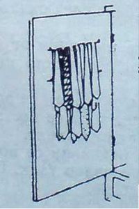 Вратата на гардероба може да се използва за окачване на вратовръзките